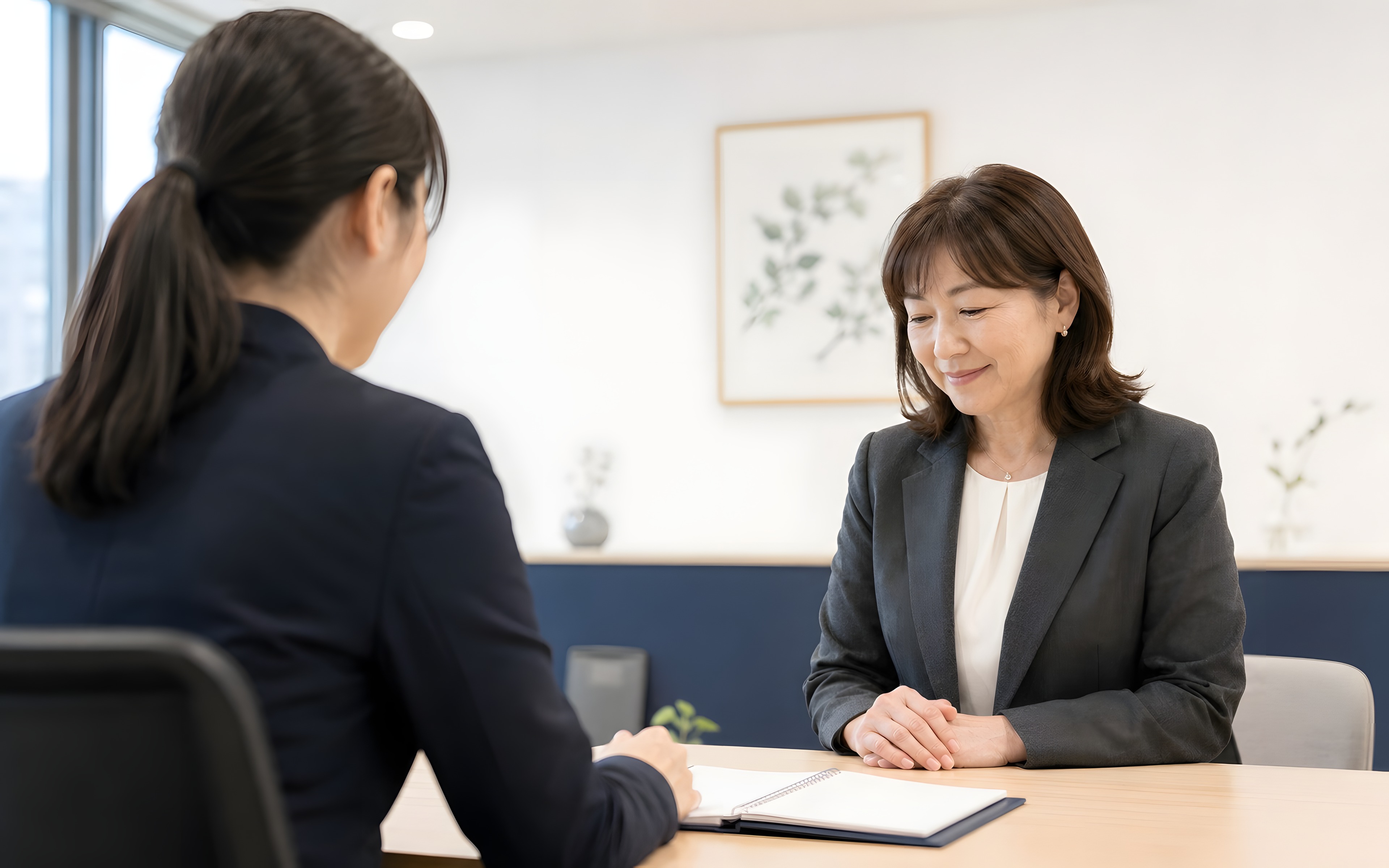 書類⁠を確認している様子